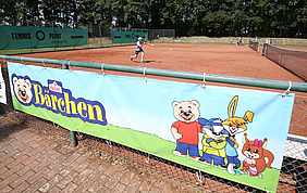 Bärchen Cup Banner an Tennisplatz