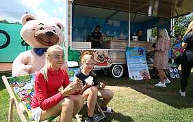 Bärchen Food Truck mit Besuchern